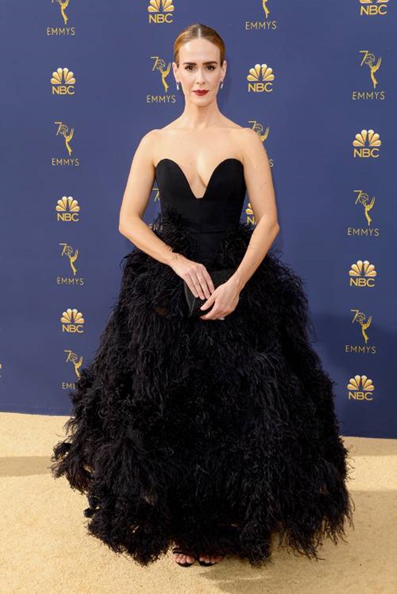 Với phong cách quý phái trên thảm đó Emmy 2018, Sarah Paulson cũng không kém phần gợi cảm khi diện bộ váy cúp ngực, phối lông của Oscar de la Renta. 