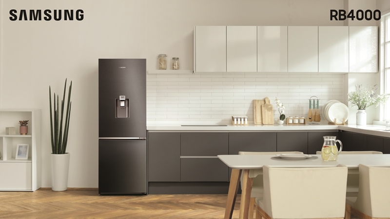 Không chỉ sở hữu công năng mạnh mẽ, tủ lạnh Samsung Ngăn đá đưới còn nổi bật bởi phong cách thiết kế đương đại, với hai màu xám Titan và bạc sang trọng, càng làm tăng thêm nét thẩm mỹ tinh tế cho các thiết bị nội thất nhà bếp