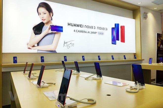 Cận cảnh cửa hàng trải nghiệm đầu tiên của Huawei tại Việt Nam