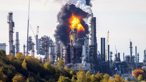Cháy lớn tại nhà máy lọc dầu ở Canada, khói đen bốc cao ngùn ngụt