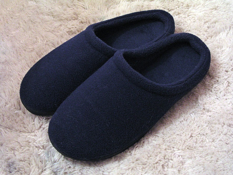 1200px-slippers