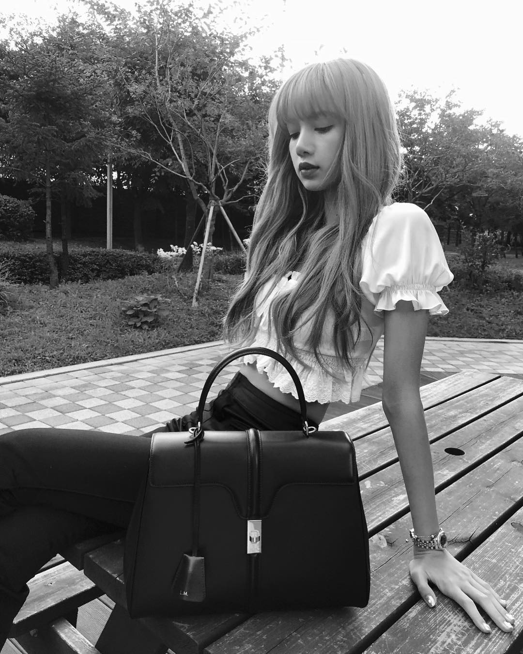 Cô nàng Lisa của nhóm BLACKPINK cũng là một trong những người đầu tiên được lựa chọn sở hữu túi xách 16 của Celine. 