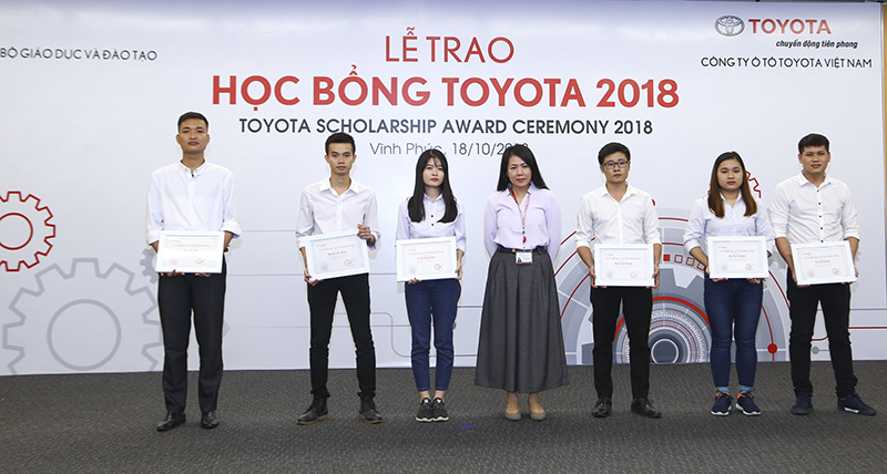b-__-thu-hong-ph%c2%a2-tg_-tmv-trao-t_ng-h_c-b_ng-cho-c-c-em-sinh-vi%cb%86n