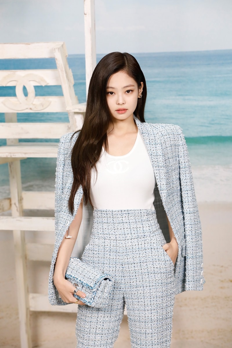 Và cuối cùng chính là "nàng thơ" Hàn Quốc quen thuộc - Jennie (BLACKPINK) trong bộ cánh menswear chất liệu tweed màu pastel, tại show diễn kết thúc chuỗi tuần lễ thời trang quốc tế của nhà mốt Chanel.