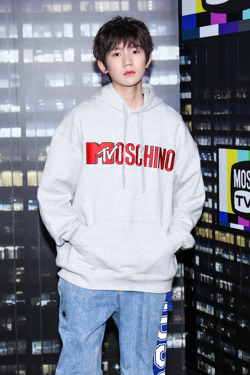 Vương Nguyên (TFBoys) góp mặt tại sự kiện với bộ trang phục street style gồm áo hoodie và quần jeans ống thụng nằm trong BST mới.