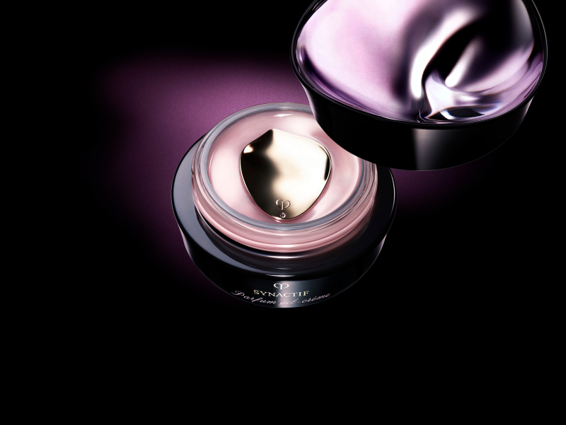 photo_gel_cream_perfume_from_top_of_cap_to_show_spatula