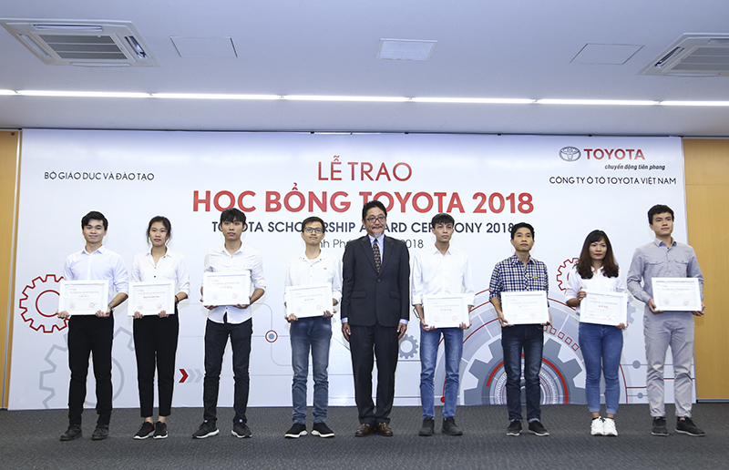 tg_-tmv-trao-t_ng-h_c-b_ng-cho-c-c-em-sinh-vi%cb%86n-2