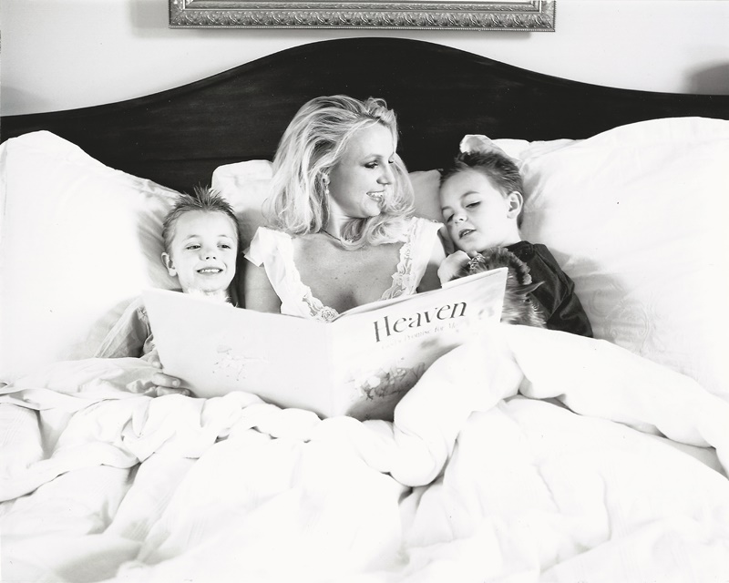 Britney Spears chia tay người chồng thứ hai Kevin sau khi đã có hai cậu con trai là Sean Preston và Jayden James, cô gọi đây là mối quan hệ sai lầm. Cuộc hôn nhân đổ vỡ cũng tạo nhiều rắc rối xung quanh quyền nuôi con. Cuối cùng, Kevin dành chiến thắng và Britney buộc phải chu cấp chi phí nuôi dưỡng hàng tháng cũng như chỉ được gặp con theo lịch. 