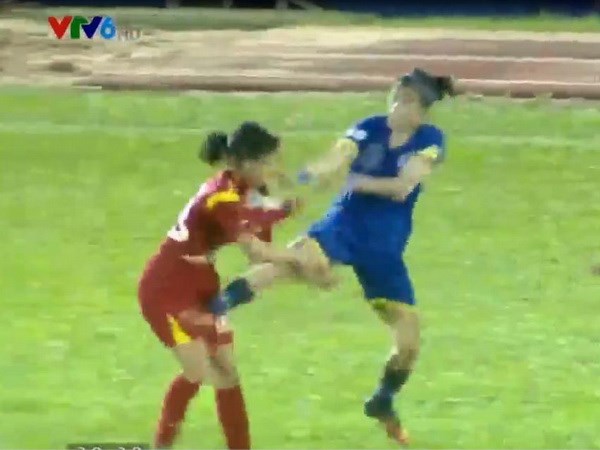 Cận cảnh các nữ cầu thủ đánh nhau tập thể trên sân Thống Nhất