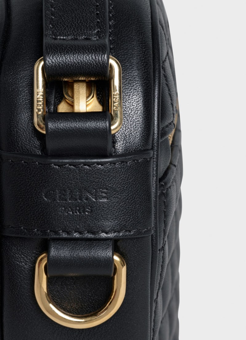 Bên cạnh túi có dập logo Celine Paris. 