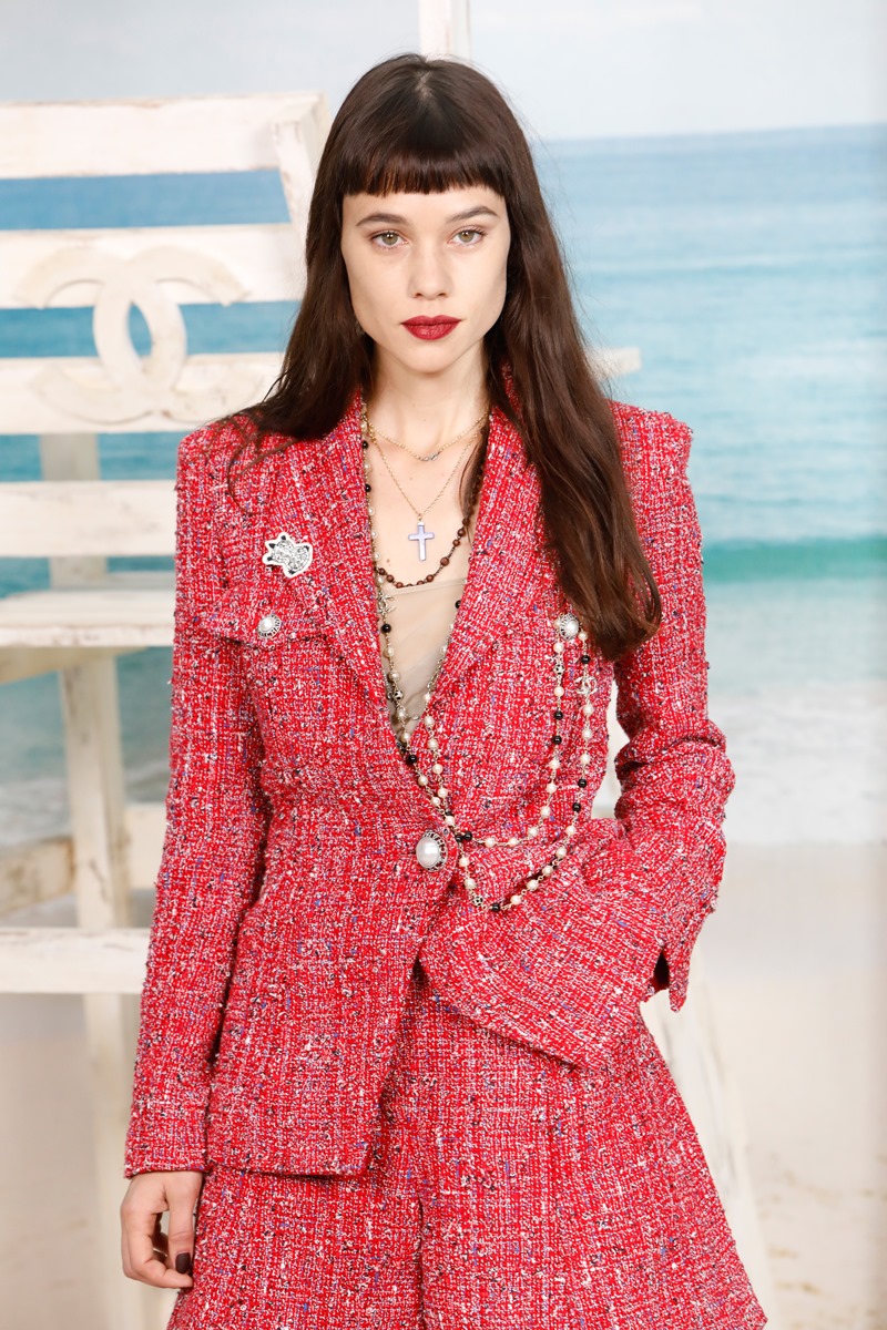 Diễn viên Àstrid Bergès-Frisbey khác lạ trong thiết kế dress suit màu đỏ tươi của Chanel. 