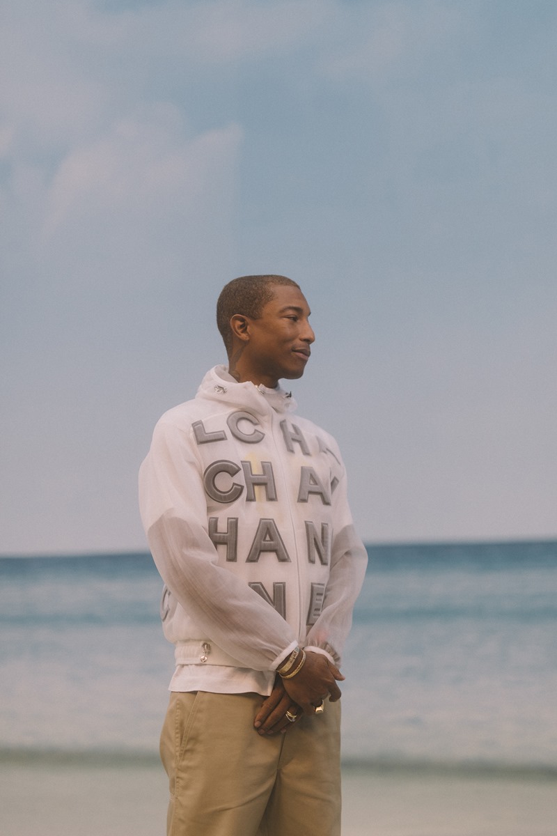 Pharrell Williams cực kỳ "cool" trong thiết kế áo khoác Chanel. 