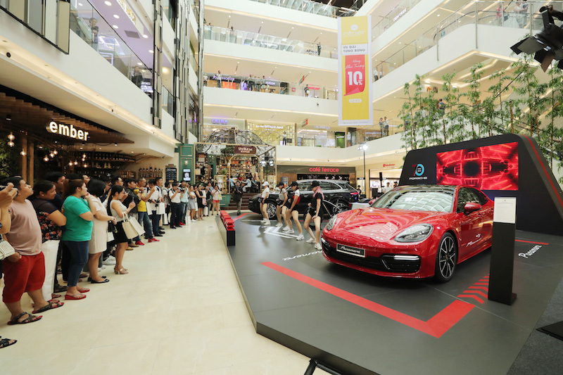 Đánh dấu 7 thập kỷ lịch sử xe thể thao, Porsche lần đầu trưng bày hai mẫu xe hấp dẫn nhất tại Việt Nam