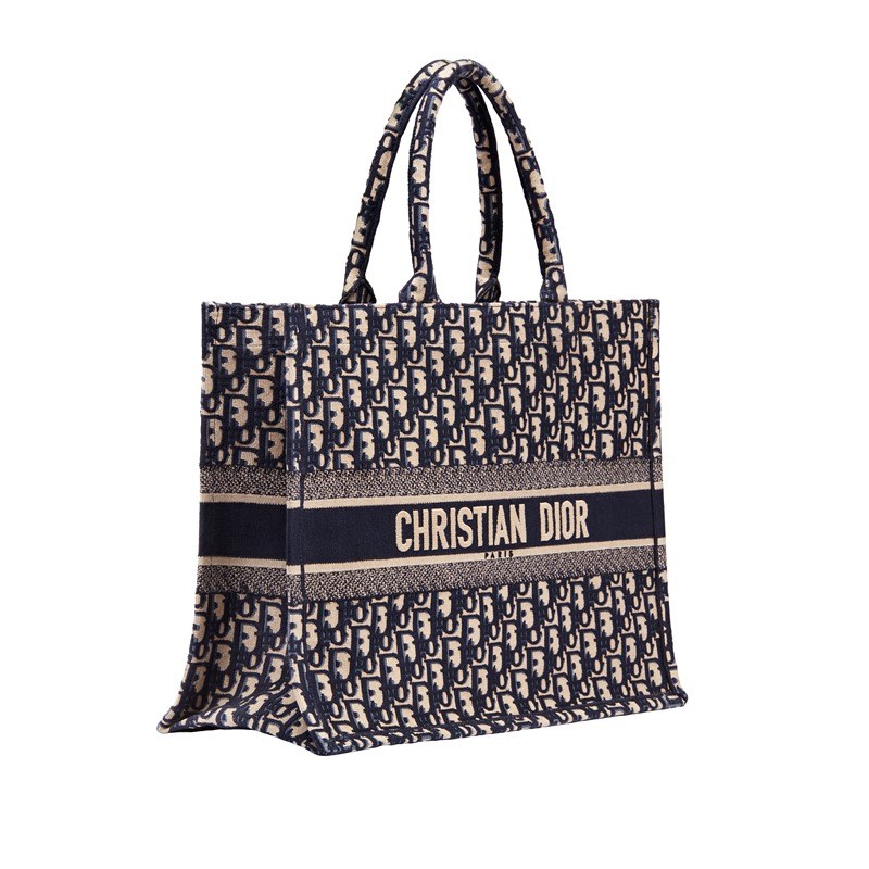 Túi xách Book Tote với họa tiết Oblique tiếp tục xuất hiện trong BST Cruise 2019 của Dior. 