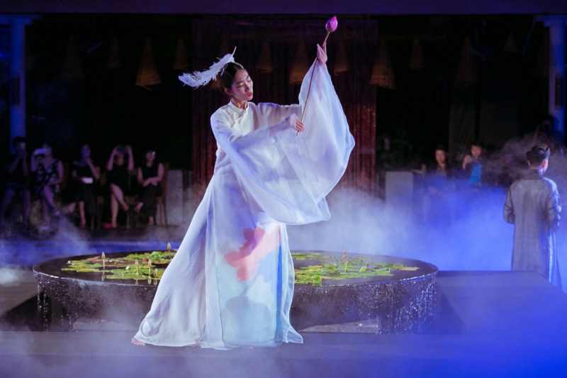 Trang Phạm là người mẫu vedette mở màn và khép màn cho phần 1 của "Hành Trình Về Phương Đông".