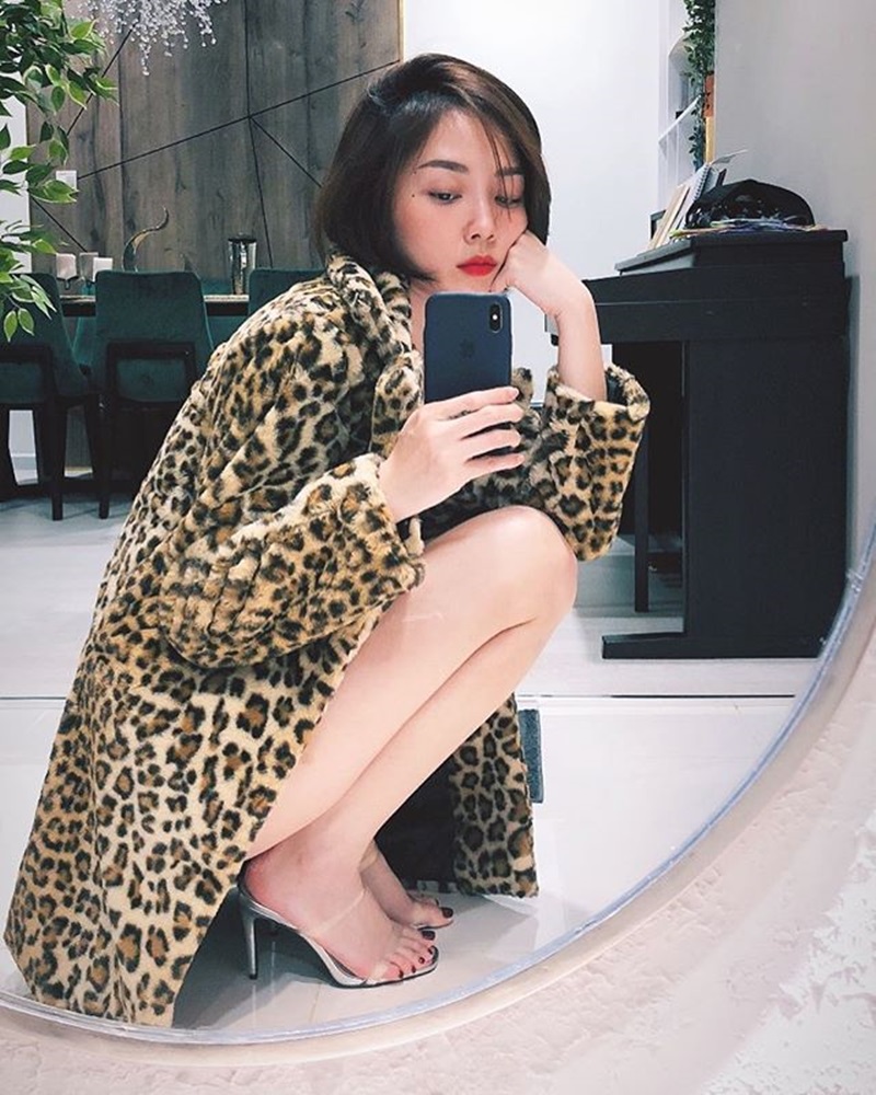 Tuy không phải thuộc danh sách "IT Girl", nữ ca sĩ Tóc Tiên cũng thể hiện khả năng "bắt trend" cực tốt với mẫu áo choàng lông da báo vô cùng "sang chảnh".