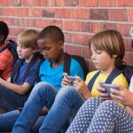 Pháp cấm sử dụng điện thoại di động trong tất cả các trường học