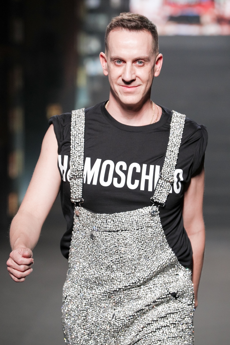 Jeremy Scott - Giám đốc sáng tạo của Moschino, đồng thời cũng là NTK của BST lần này xuất hiện trong màn chào kết với thiết kế quần yếm và áo phông đen sát tay.