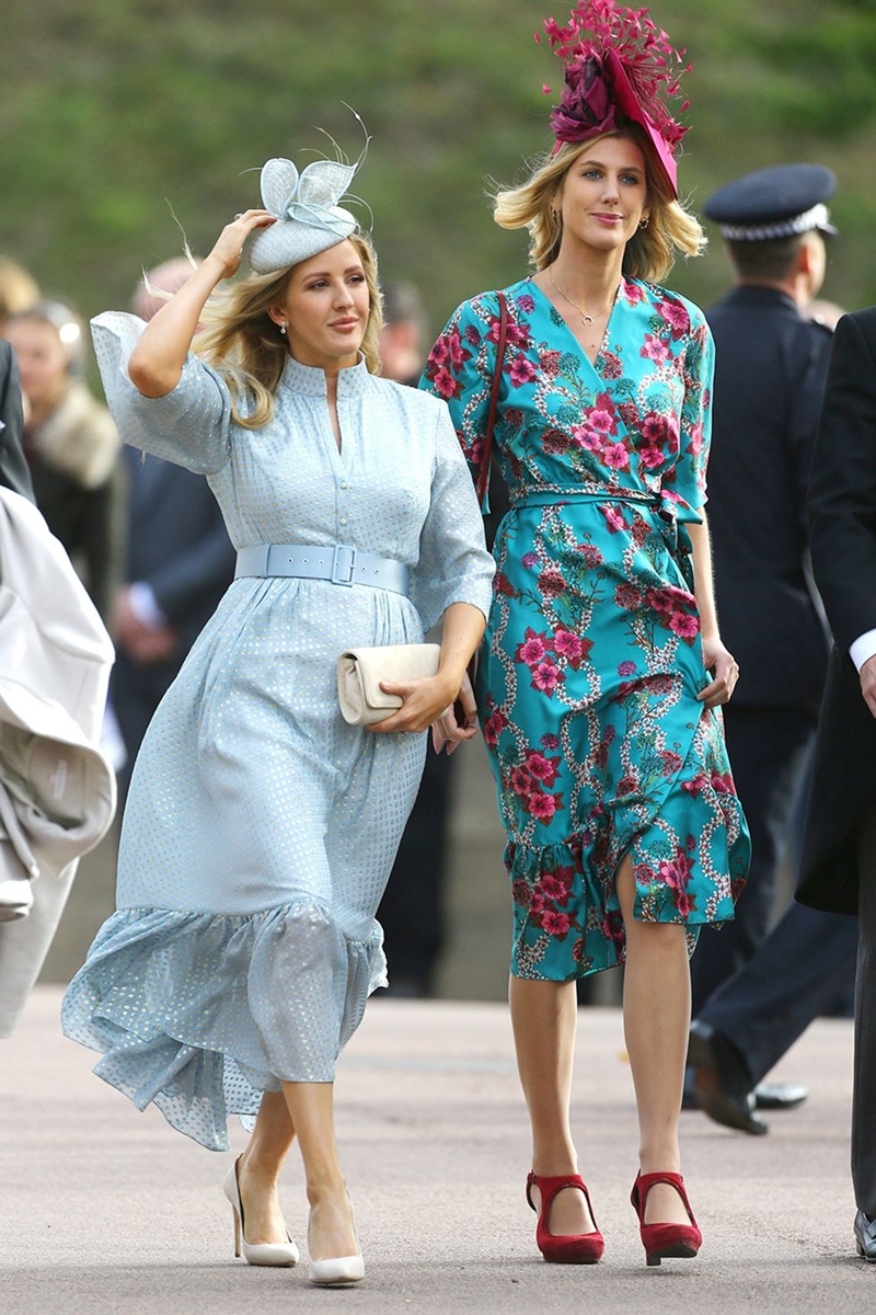 Ca sĩ Ellie Goulding (trái) cũng tham gia với tư cách khách mời của Công chúa Eugenie. Giọng ca "Love Me Like You Do" chọn bộ váy màu xanh lam nhạt của NTK Suzannah.