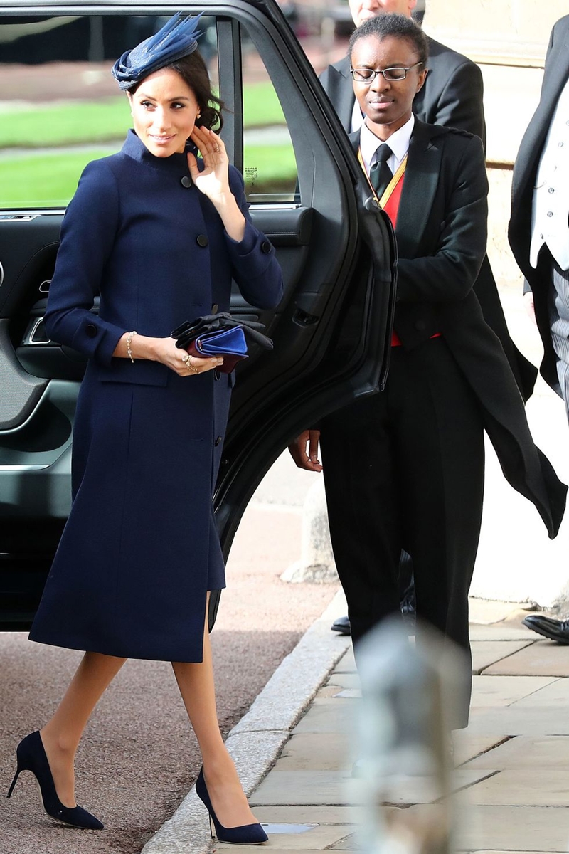 Nữ Công tước Meghan Markle diện bộ váy tông màu xanh dương đen của Givenchy.