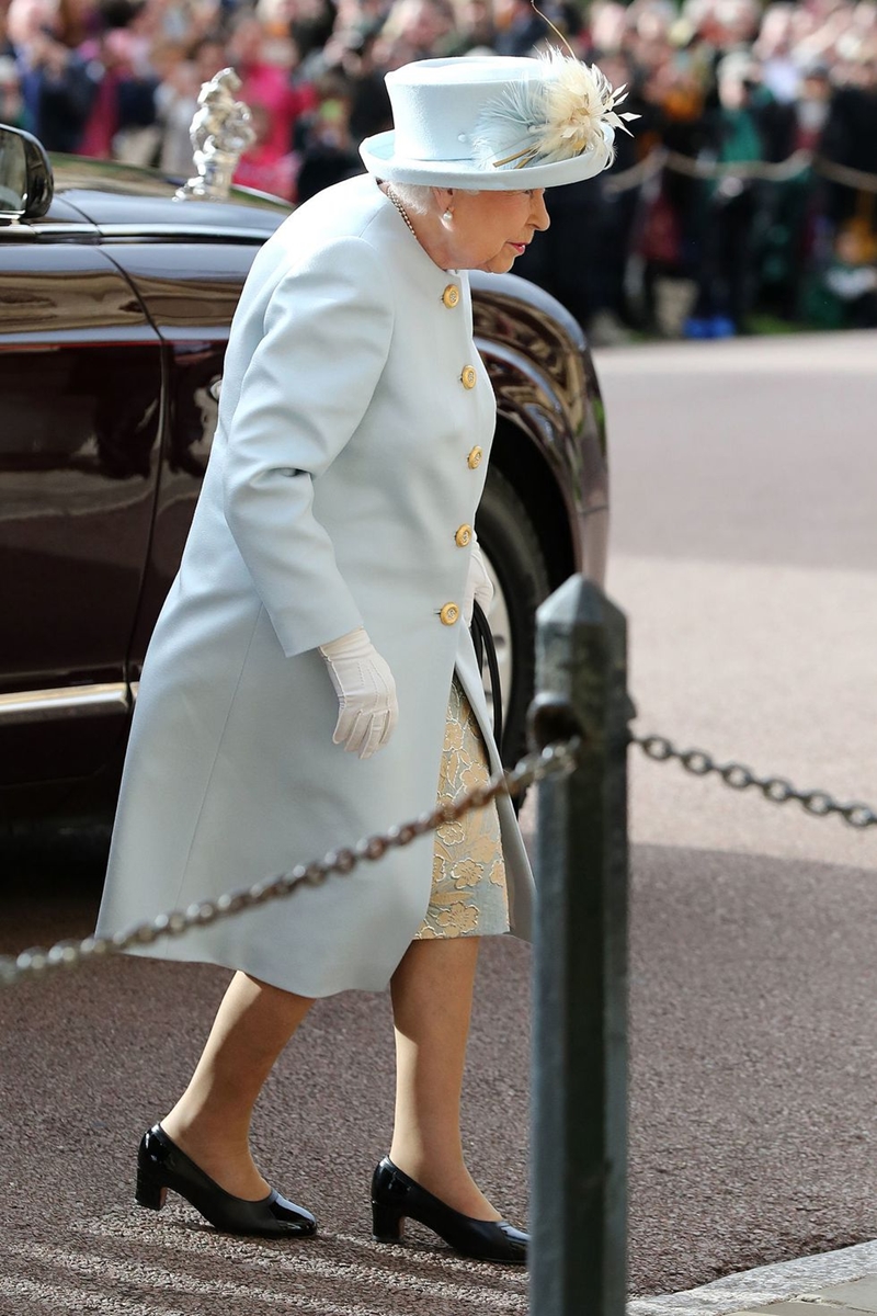 Nữ hoàng Elizabeth xuất hiện trong bộ váy thêu hoa và áo choàng pastel của NTK Angela Kelly.