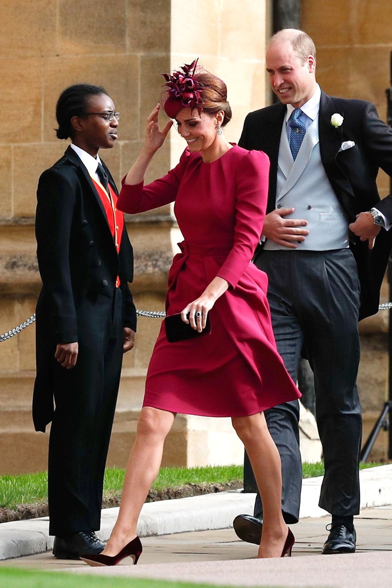Công nương Kate Middleton nổi bật với thiết kế váy tay phồng, bèo nhún tông màu hồng fuchsia nữ tính đến từ nhà mốt Alexander McQueen.