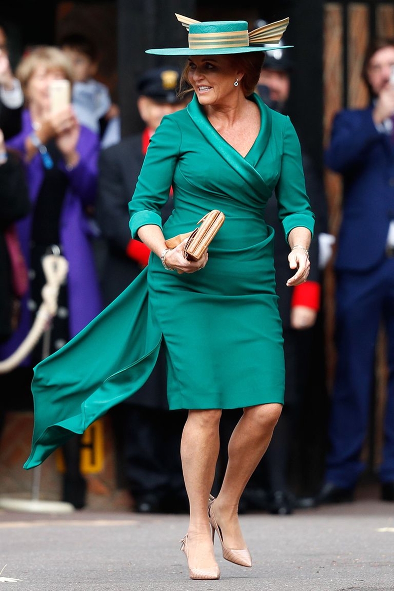 Nữ Công tước xứ York với bộ váy tông màu xanh lá mát mắt, với điểm nhấn là phần đuôi váy của nhà mốt Emma Louise.