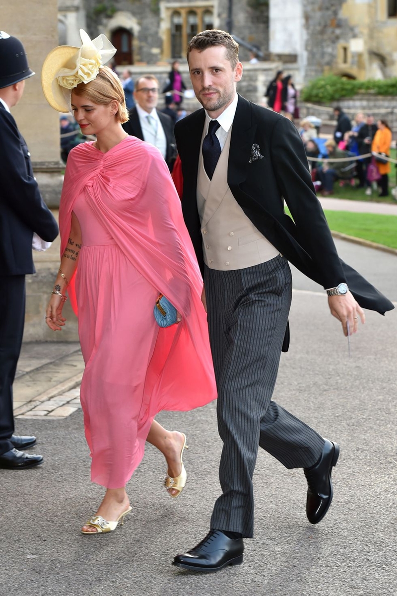 Chân dài Pixie Geldof diện bộ đầm màu hồng tươi sáng với áo choàng.