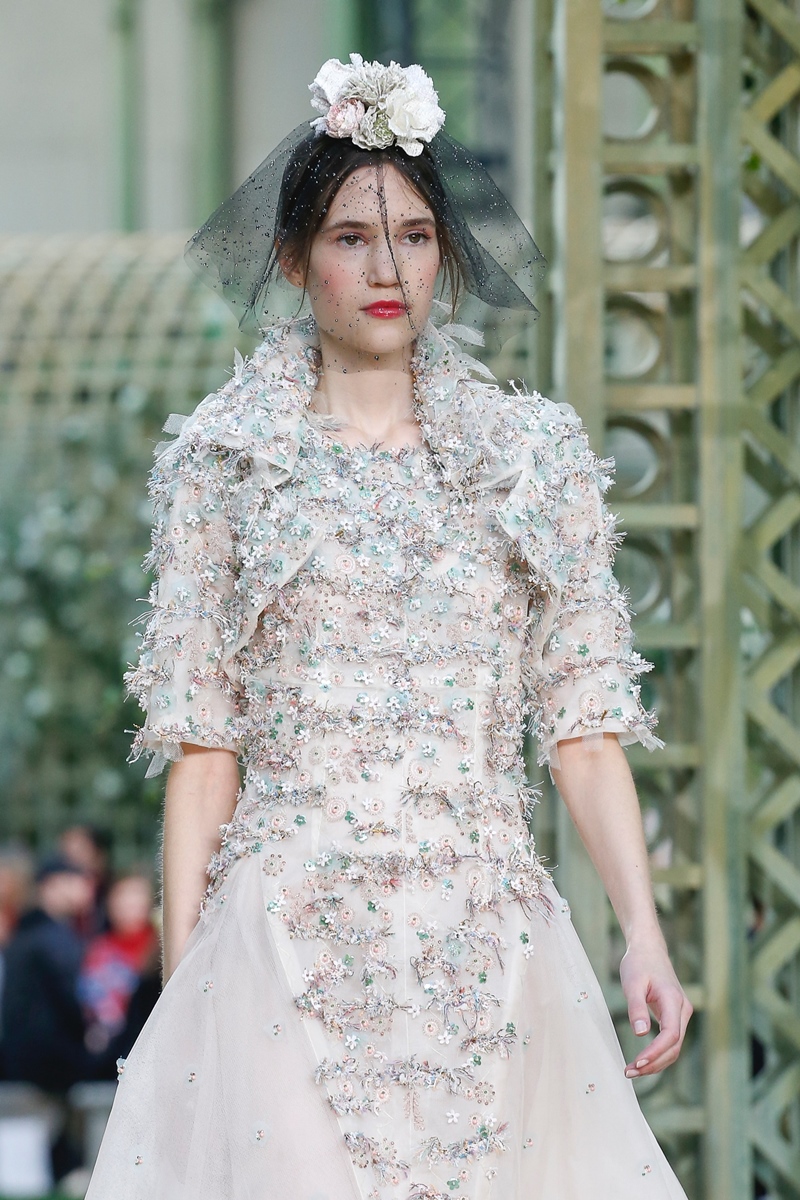 Thiết kế thể hiện tay nghề tinh xảo của những người thợ couture tại các nhà nghề thủ công của Chanel ở Paris. 