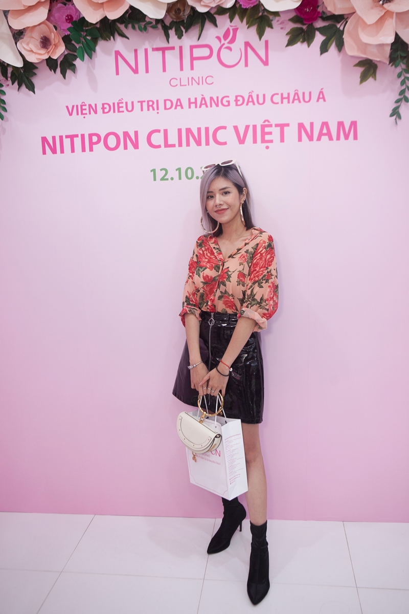 Gấu Zoan còn là cái tên nổi bật trong cộng đồng beauty blogger Việt. Cô gây ấn tượng với phong cách riêng không thể nhầm lẫn, đặc biệt là mái tóc biến hóa màu sắc, không ngại “chơi” với những tông màu “chói” nhất.