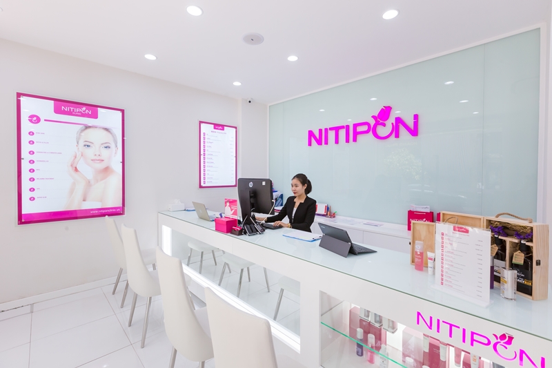 Nitipon Clinic đầu tiên được thành lập tại Bangkok vào năm 1991 bởi tiến sĩ – bác sĩ Nitipon – một trong những chuyên gia hàng đầu thế giới về ngành y học thẩm mỹ; Với 26 năm kinh nghiệm hình thành, phát triển, Nitipon Clinic đã trở thành biểu tượng của ngành chăm sóc sắc đẹp với hơn 150 chi nhánh khắp Châu Á. 