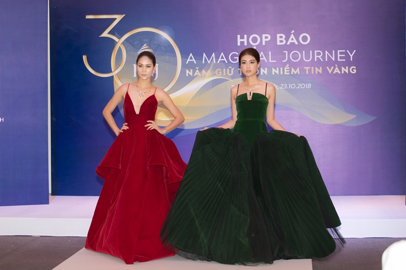 Show thời trang trang sức "A Magical Journey" bao gồm 3 phần với 90 thiết kế trang sức và trang phục từ các NTK Việt Nam. 