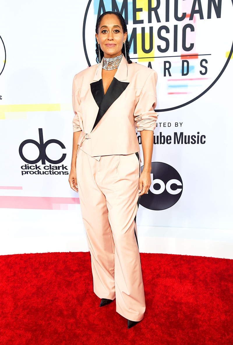 "Chủ xị" hai năm liên tiếp của AMAs 2017 và 2018 - Tracee Ellis Ross cũng lựa chọn suit khi xuất hiện trên thảm đỏ AMAs 2018. Đây là thiết kế suit cho nam giới trong BST Xuân Hè 2019 của thương hiệu Pyer Moss. 