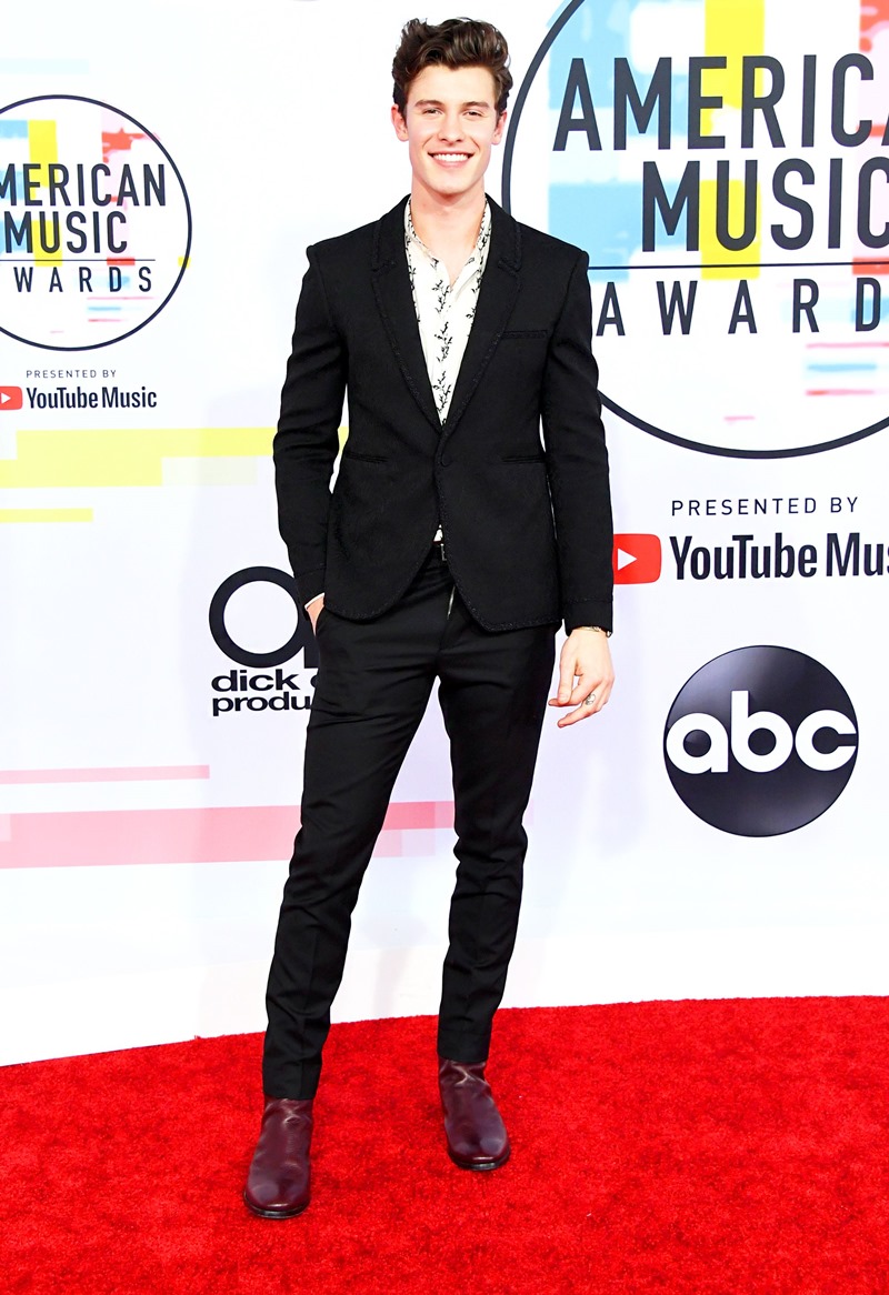 Chàng trai sinh năm 1998 Shawn Mendes mặc suit trong BST Xuân Hè 2019 của Saint Laurent. 