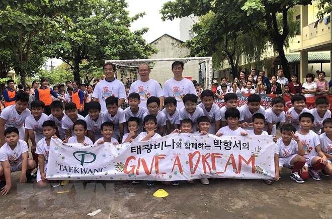 ​HLV Park Hang Seo “gieo ước mơ” bóng đá cho trẻ em vùng khó khăn