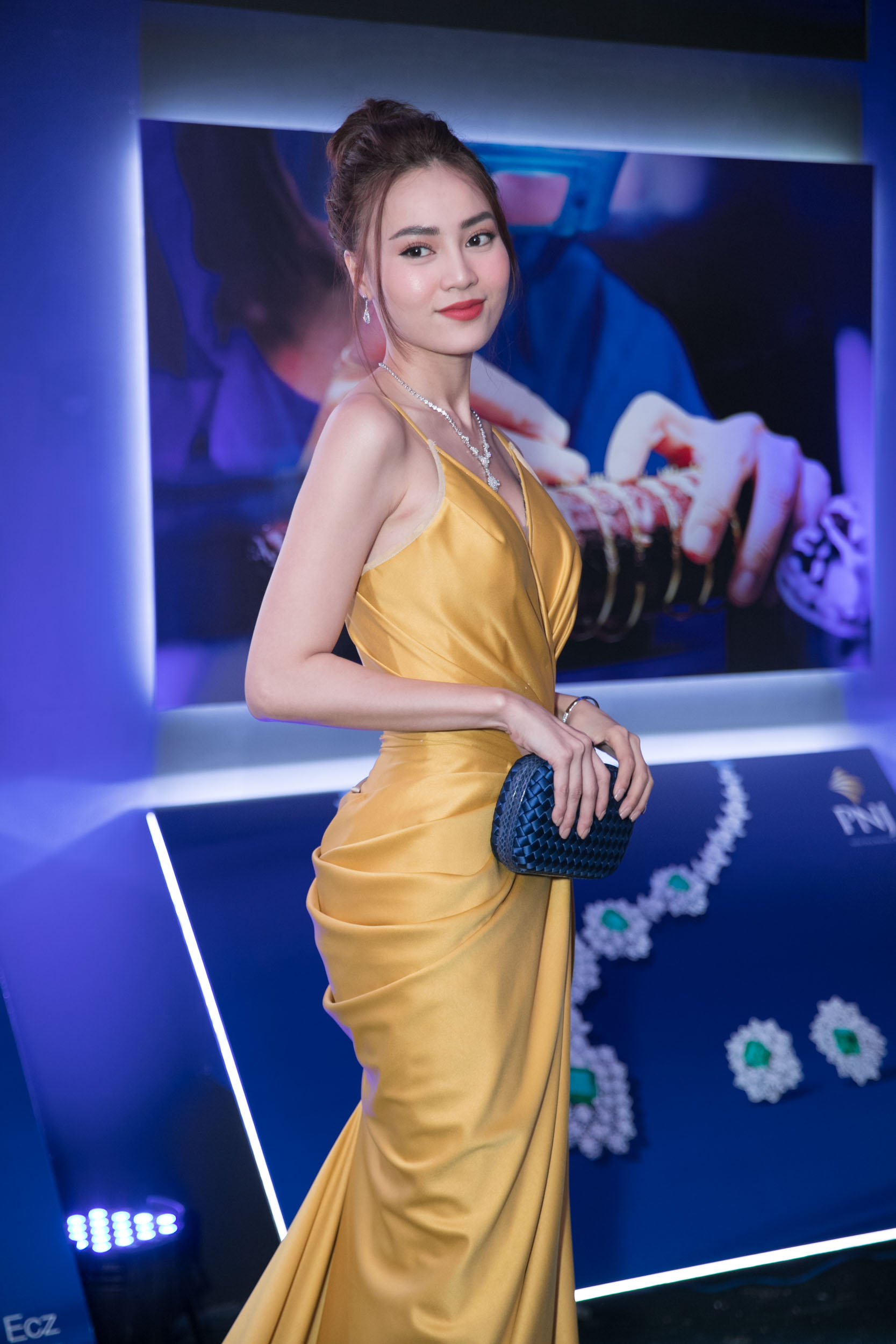 Ninh Dương Lan Ngọc chọn một thiết kế đầm màu vàng sang trọng và quyến rũ ... 