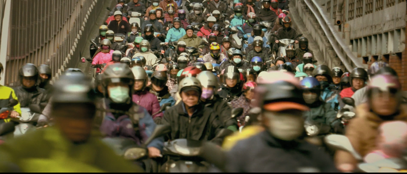 Bối cảnh quen thuộc của thành phố Hồ Chí Minh xuất hiện chớp nhoáng trong trailer phim.