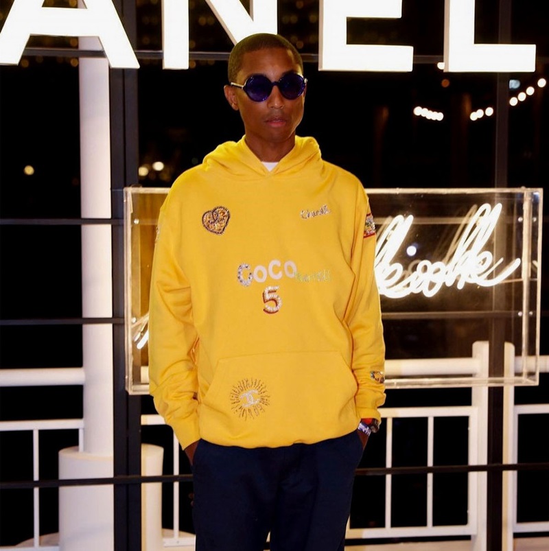 Xuất hiện tại show diễn, Pharrell diện một chiếc áo hoodie tông vàng rực với những chi tiết điểm xuyết trên đó như biểu tượng "double C", dòng chữ Coco, hình trái tim màu ánh kim,... mà theo như Chanel tiết lộ thì đây chính là thiết kế trong BST mới của nhà mốt này và Pharrell Williams.