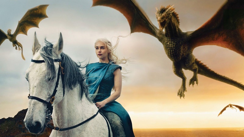 nhân vật Daenerys Targaryen đã dùng phép thuật hồi sinh ba rồng con, rồi nuôi lớn chúng thành những vũ khí chiến tranh rất đáng gờm.