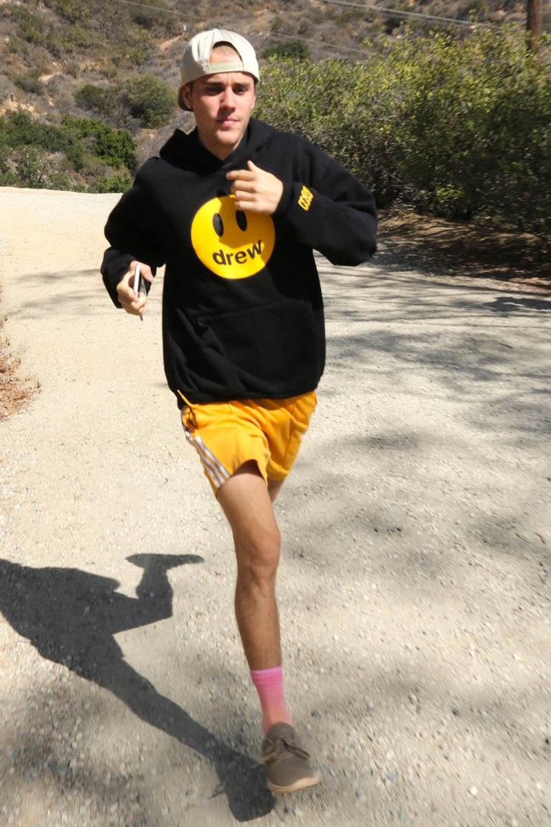 Bức ảnh chụp Justin Bieber diện thiết kế mang thương hiệu của anh trong khi chạy bộ.