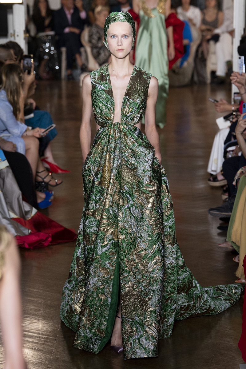 Thiết kế trên sàn catwalk show Haute Couture Thu Đông 2018 của Valentino. 