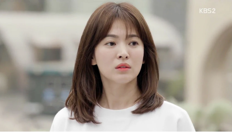 Với vai diễn gần đây nhất, Song Hye Kyo cùng nhân vật bác sĩ Kang Mo Yeon đã tạo nên thành công chưa từng có của "Hậu duệ mặt trời". Chuyện tình ngọt ngào giữa Song Hye Kyo và Song Joong Ki ở cả trong phim lẫn ngoài đời đều được khán giả yêu thích và ủng hộ mạnh mẽ.