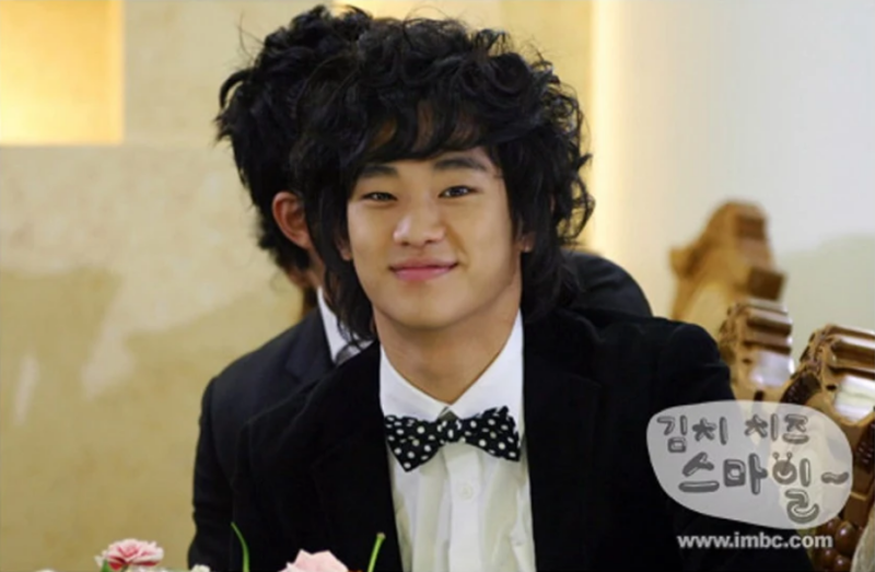 Anh bắt đầu sự nghiệp diễn xuất của mình năm 2007 với vai Kim Soo Hyun trong "Kimchi Cheese Smile". Cũng từ đây, anh được các nhà sản xuất "chọn mặt gửi vàng" cho các dự án như "Jungle Fish" (2008), "7 Years of Love" (2009), "Will It Snow For Christmas?" (2009), "Father's House" (2009)...