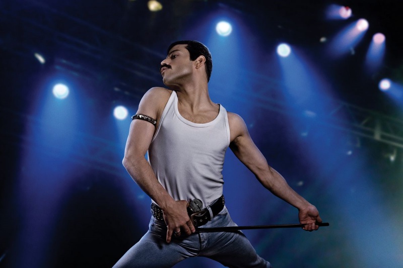 Trang phục mà Freddie Mercury mặc ngày hôm ấy cũng là thứ đi vào lịch sử.