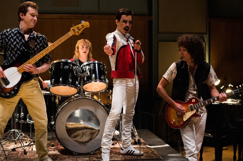 “Bohemian Rhapsody” gây ấn tượng mạnh mẽ vì xuyên suốt bộ phim là cuộc đời thăng trầm của nhóm nhạc Queen với cánh chim đầu đàn là thủ lĩnh Freddie Mercury.