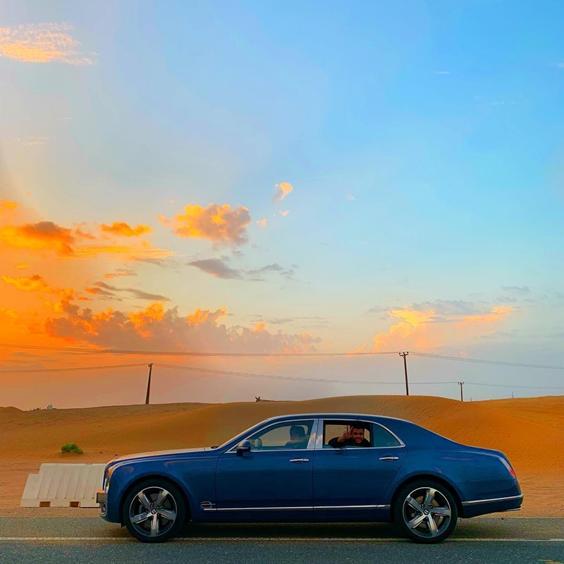  The two rented a car and rode a camel to explore the desert.