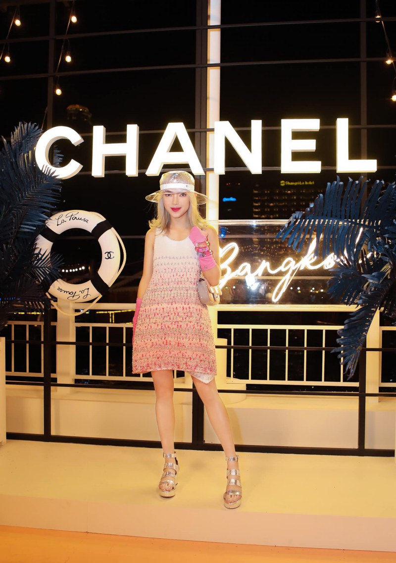 Châu Bùi mặc thiết kế đầm không tay của Chanel cùng túi xách đính sequin màu pastel xinh xắn. 