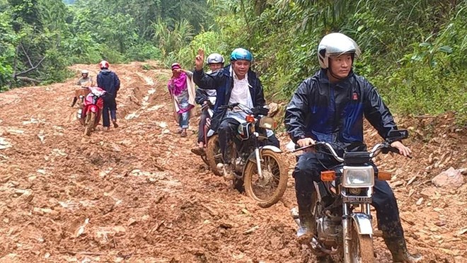 Thầy Hiệp (ngoài cùng, bên phải), cùng các đồng nghiệp trên đường đến trường. (Ảnh: NVCC) 