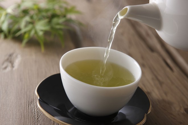 Uống trà thường xuyên giúp giảm nguy cơ bị gãy xương