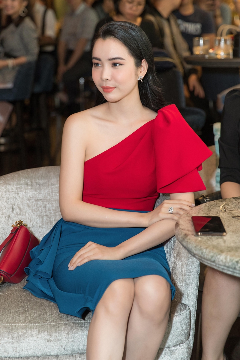 Huỳnh Vy vừa trở về sau khi đăng quang "Hoa hậu Du lịch Thế giới 2018". Cô cũng là một trong hai gương mặt mở màn cho "Tôi đi giữa hoàng hôn"